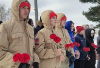 Церемония возложения цветов к памятнику участникам локальных войн.